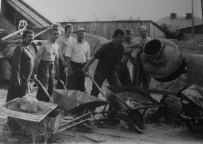 Budowa kościoła w Duczki, na zdj. Zbigniew Górecki, Wiesław Zych, Marek Skwarski, Ryszard Werelich, Andrzej Księżnik, Adam Sałański, Jacek Stańczak; 1983 r.