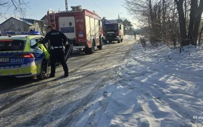 Wyjazd do zdarzenia drogowego – auto uderzyło w drzewo